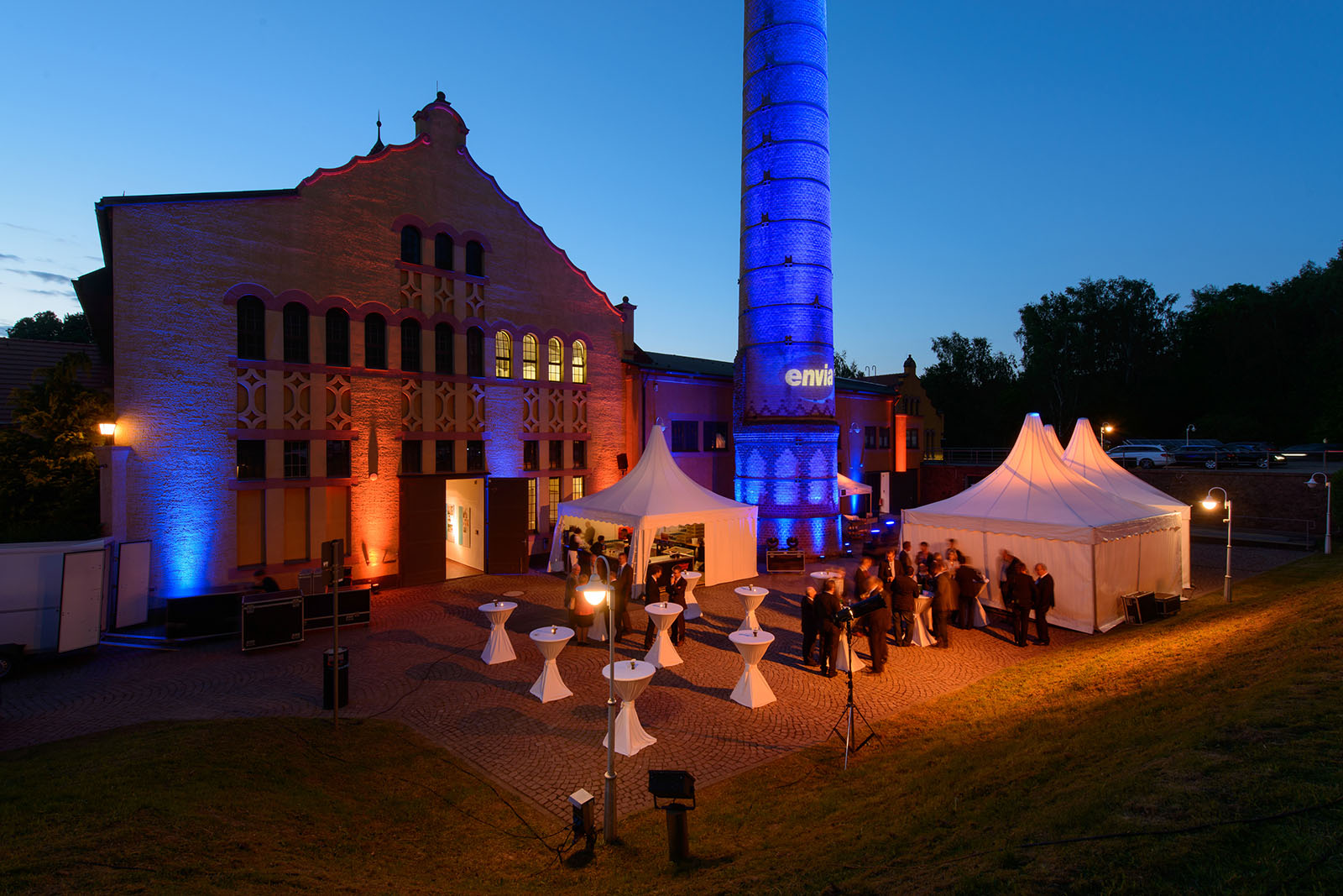 Nacht- und Außenansicht