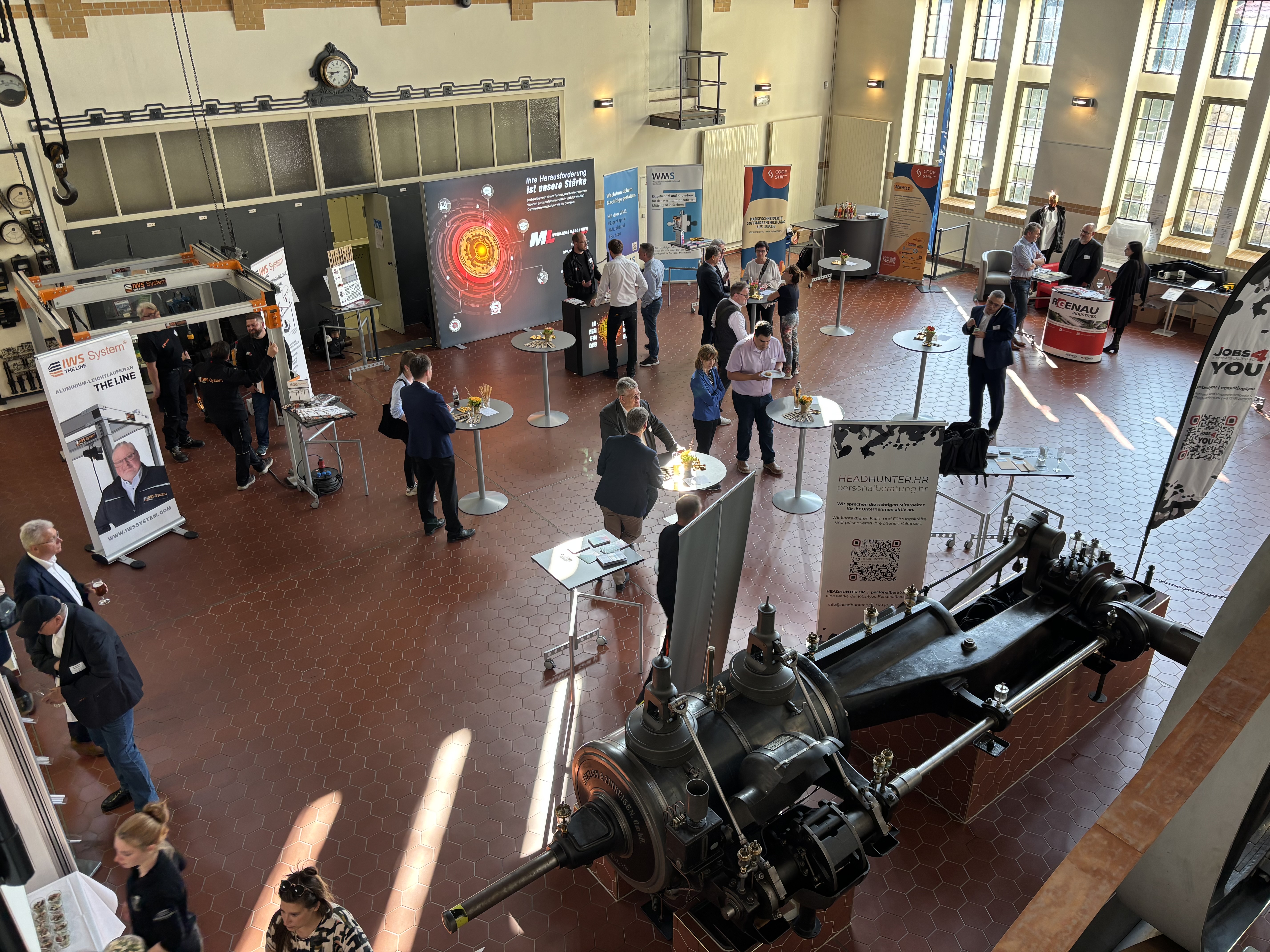 Maschinenhalle Messe Menschen