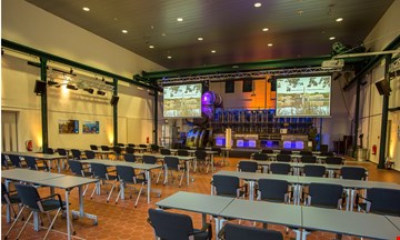 Dieselhalle Bestuhlt Leer mit langen Tischen