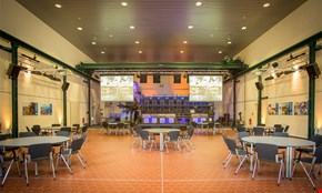 Dieselhalle Bestuhlt mit runden Tischen Dieselhalle Bestuhlt mit runden Tischen