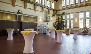 Maschinenhalle mit Stehtischen Maschinenhalle mit Stehtischen