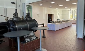 Maschinenhalle mit Übergang zum Seminarraum Maschinenhalle mit Übergang zum Seminarraum