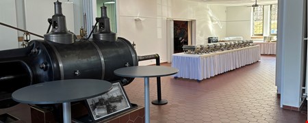 Maschinenhalle mit Übergang zum Seminarraum Maschinenhalle mit Übergang zum Seminarraum