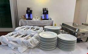 Seminarraum Teller und Besteck Seminarraum Teller und Besteck