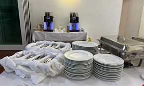 Seminarraum Teller und Besteck Seminarraum Teller und Besteck