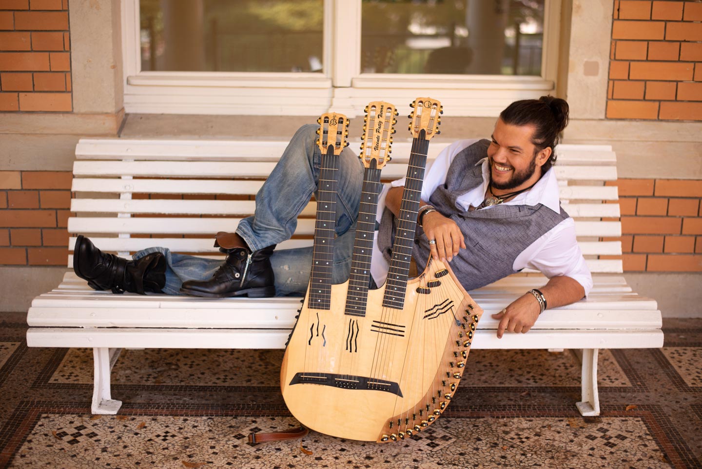 Vicente Patiz mit seinem Instrument
